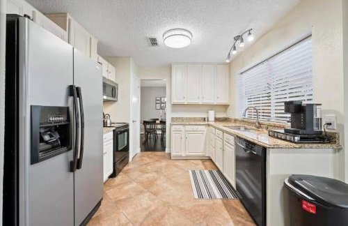 Brand New Stay! Pool • Hot Tub • Game Room Retreat - Foto 7