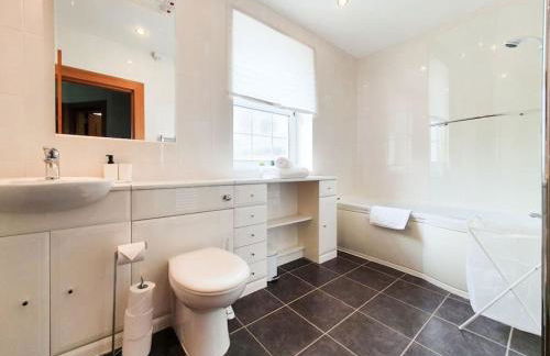 Parkgate Apartment - Near M90, Amazon, Edinburgh - Photo 20