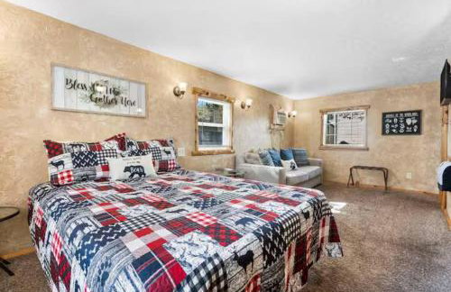 Couples Escape: Cozy Lakeside Cabin by the Marina - Holiday Home - Photo 4