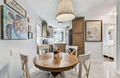 Luxury Home with Hot Tub & Outdoor Oasis blocks from the Beach - Foto 28