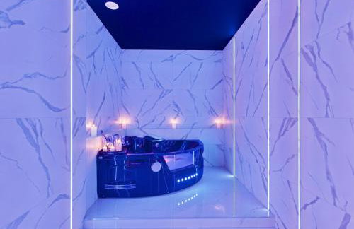 Jacuzzi LoveAparts Marki Romantic Getaway - Photo 6