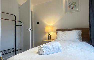 Camberly Spacious 3BR House for 5 super Fast WiFi Free Parking Ideal for Families & Contractors - Foto 4