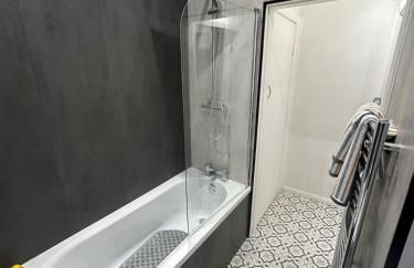 Cosy 2-bed flat, great location - Foto 9