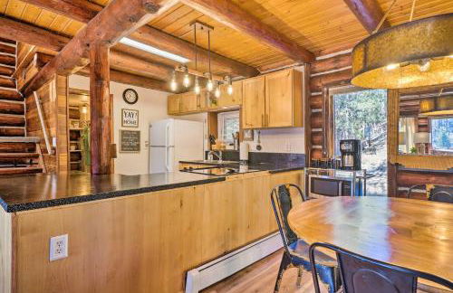 Classic Colorado Log Home with Mountain Views! - Foto 8