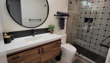 Upscale mid century on the green w Private Hot Tub - Foto 2, Shower