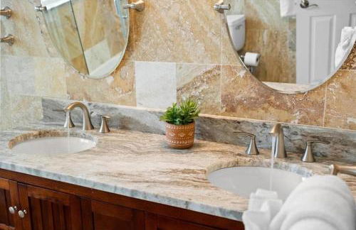 Private Village Home with Heated pool & spa with private front courtyard - Photo 74