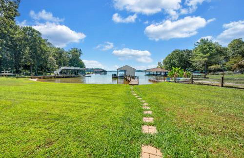 Lakeside Lodge - Lakefront home with private dock & hot tub - Foto 32