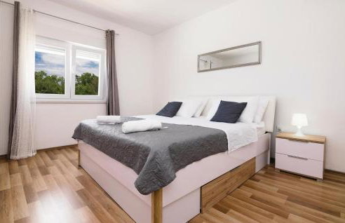 Gorgeous Home In Nadin With Wifi - Photo 32