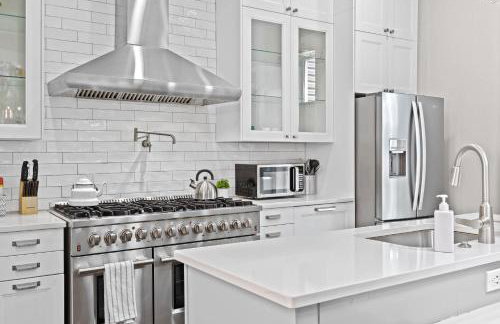 Elegant Manor w Private Yard & Modern Amenities - Foto 32