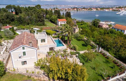 Aurora Lukorana - Photo 1