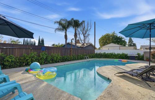 Private Pool 4BR Family Retreat - Patio, Outdoor Dining, BBQ Grill, & Free Parking - Sleeps 8 - Foto 44