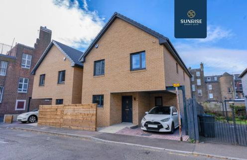 L1 - INVOICE and REDUCED PRICE only via SUNRISE SHORT LETS DUNDEE, Large 4 Bedroom House with 6 Beds and 3 bathrooms, TVs in each room, Free Parking, Fully Equipped, Local Amenities, Easy Ring Road Access, Special Rates and ONLY 9 Mins to STANNERGATE Port - Foto 46