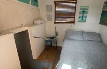 Updated houseboat on the river! - Foto 10