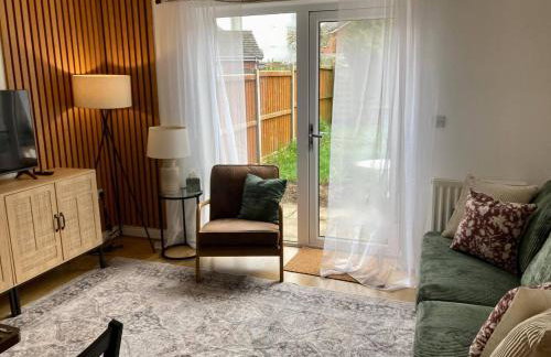 Ashford 4-Bed Townhouse with Garden and Parking - Foto 18