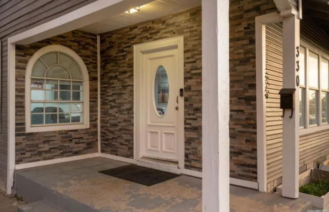 Experience Serenity in a 4BR 3BA Downtown Home - Foto 1