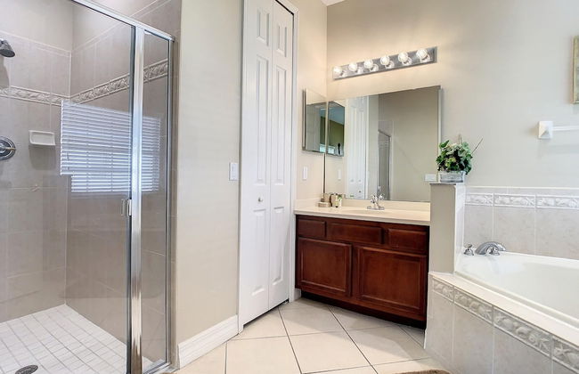 Fantastic 7 Bed 6 Bath in Prestigious Gated Comm - Foto 40