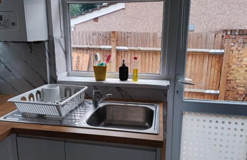 4 bedroom Home Family or Work Stay London - Photo 23