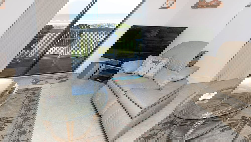 Sea Haven 117 Oceanfront Bliss at Beach Free Tix - Foto 1, Habitación