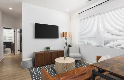 Condo with Free Parking, 3 mi Downtown & Stadium, by Coffee - Foto 17