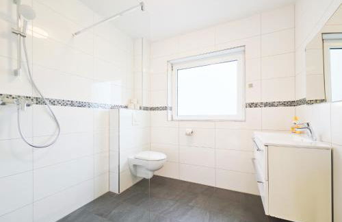 Tolstov House - 6 Zimmer Haus - große Küche - Garten - Parkplatz - 25min Messe DUS - Foto 28