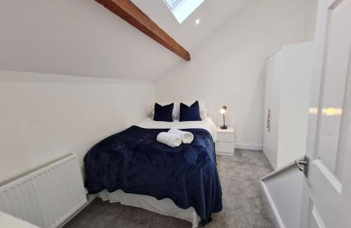 Perfect Location 3 Bed Serviced apartment with Bike Storage for BPW. Close to Brecon Beacons - Photo 4
