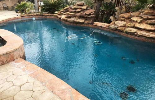 Crosby Backyard Oasis with Weekday Specials! - Foto 50