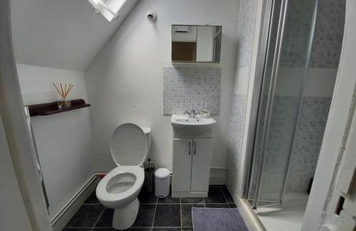Private 1-bedroom apartment in Raynes Park - Foto 4