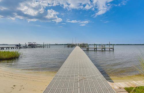 10 Mi to Navarre Beach! Waterfront Rental w/ Pool - Foto 33