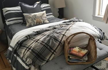 Entire Enchanting, Light-Filled 1830 Farmhouse - Foto 31