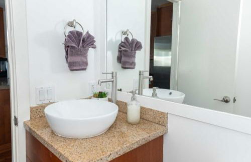 Chic SD Basecamp - Walk to Downtown - Foto 18