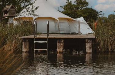 Moat Island Glamping - Foto 1