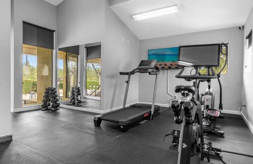 Cozy & Elegant 4BR Enchanted Townhouse - 1 Mile to Disney with Resort Pool, Gym, & Jacuzzi - Photo 43