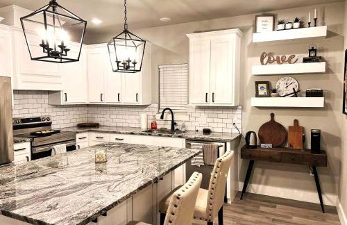 Stunning New Kitchen, Mins to Lake, Gas Firepit, Mins to Glen Rose Medical Center - Foto 15