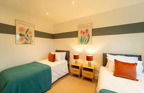 Perfect Getaway 3 Bedroom Home with Fast WiFi & Parking - Photo 27