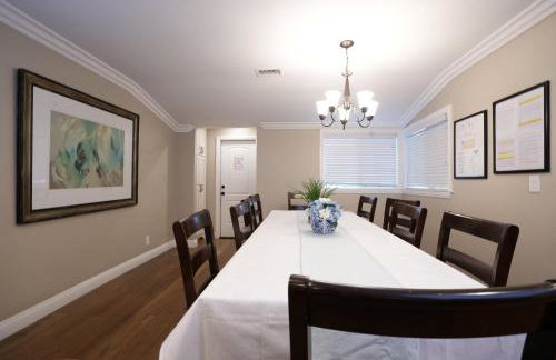 Classy 4 Bedroom 3 Bath Pool Home 3/4 Mile Walk To Disney - Foto 17