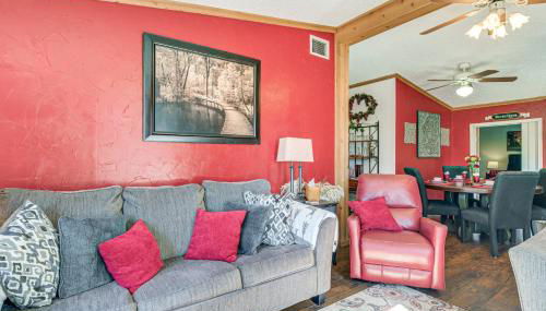 College Station Getaway with Hot Tub and Courtyard! - Foto 4