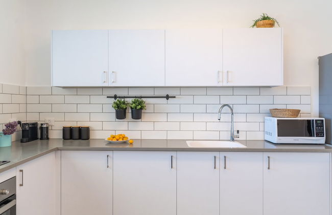 Stylish Seaside Escape with Balcony by Sea N' Rent - Foto 18