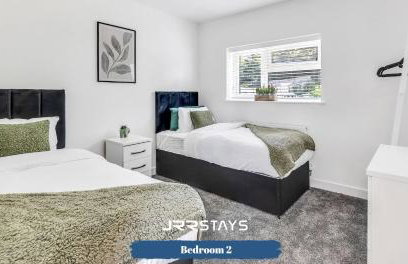 Dudley - Stylish 3 Bedroom Sleeps 6 Wi-Fi - JRR Stays - Foto 16