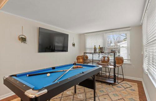 5 Mins to UND - Cozy 4BD with BBQ & Pool Table - Foto 17