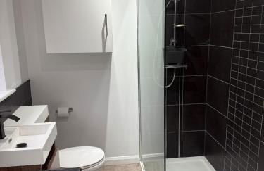 Large stylish home with Games room 5 bedroom sleeps 11 free WiFi and parking - Foto 24