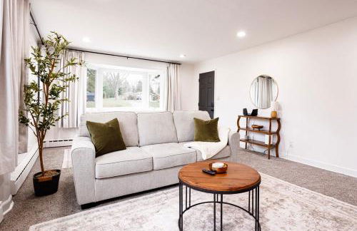 King Size Bed, Near Hwy, Work Desk, Close Parking - Foto 8