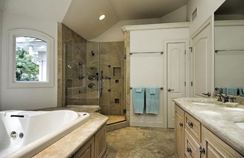 Elegant Riverfront Home with Expansive Views - Foto 18