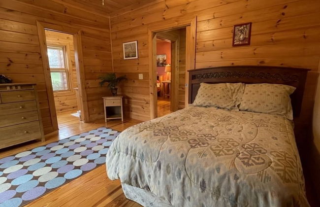 Deluxe log cabin! Pet and motorcycle friendly - enjoy nature with family and friends! 3 Bedroom Cabin by RedAwning - Foto 4
