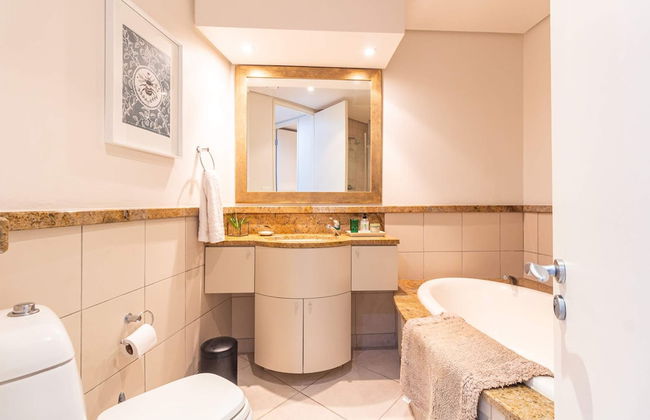 Experience Solace and Panoramic Views at Crescent Bay - Foto 15