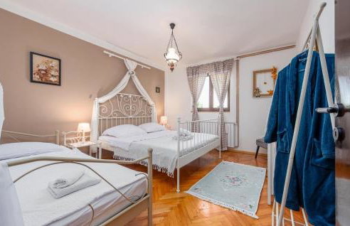 Nice Home In Udbina With House A Panoramic View - Photo 6