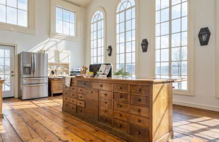 Historic & Secluded Estate on the Hudson River w/ Pool Sleeps 24 River House by Avantstay - Foto 15