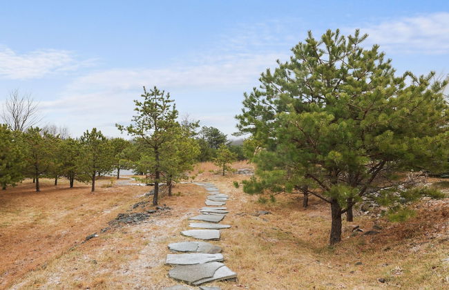Inn the Poconos by Avantstay Private Lake Access Enclosed Hot Tub - Photo 38