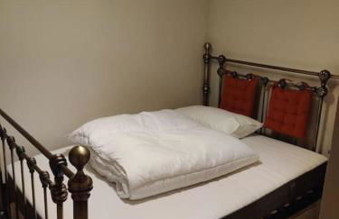 Next to the Palace and Royal Mile with parking - Photo 6