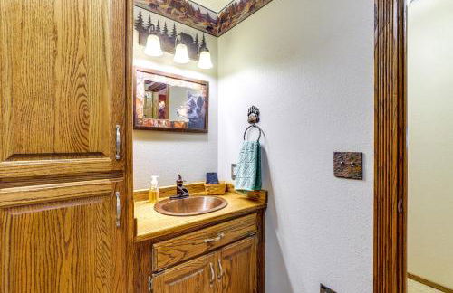 Just a Cast Away Cassville Cabin with Covered Deck - Foto 16