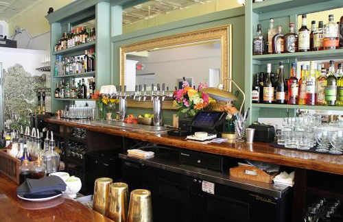 The Great Pink Lady with Huge Wrap Around Porch! - Foto 27